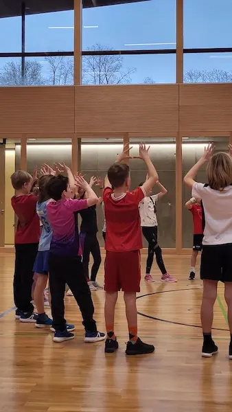 Volleyball in der Turnhalle