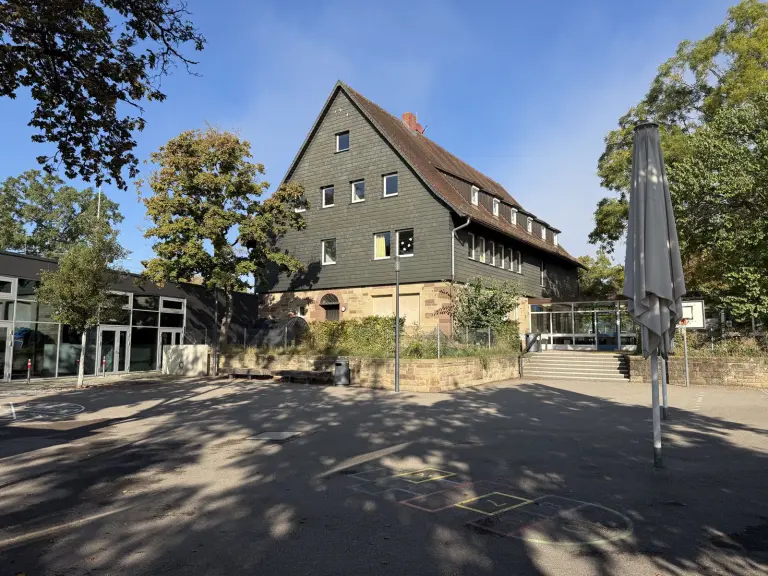 Der Altbau mit dem Schulhof