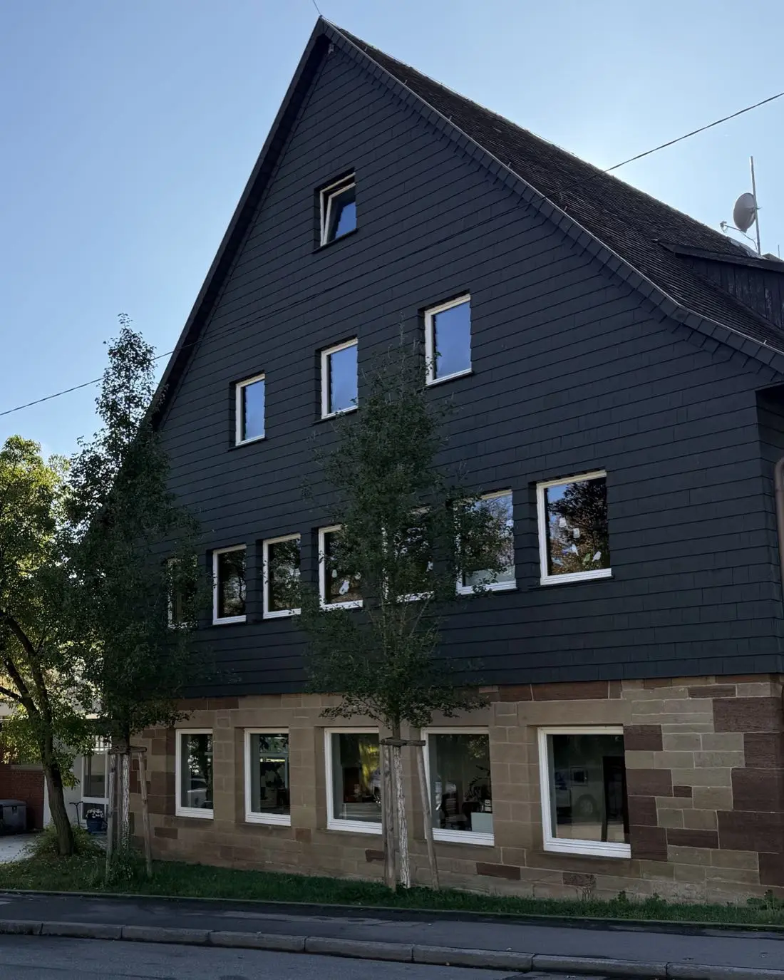 Der Altbau der Mühlbachhofschule an der Parlerstraße