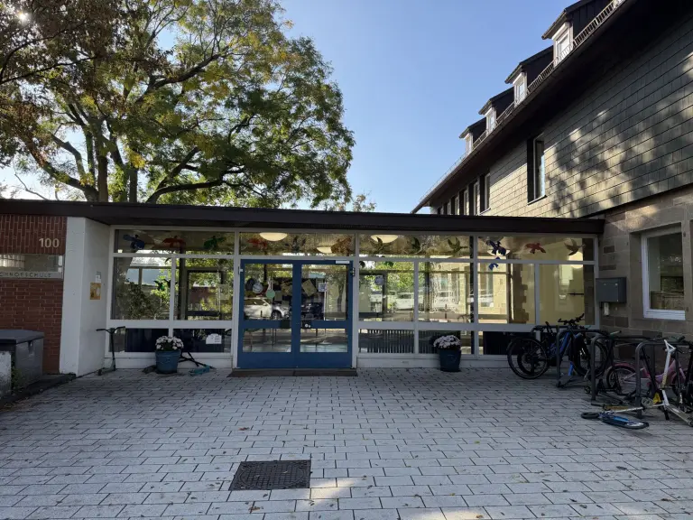 Der Haupteingang der Schule