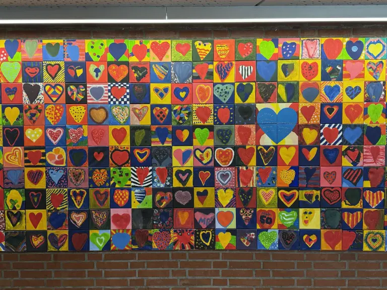 Herzen-Wand der Kinder