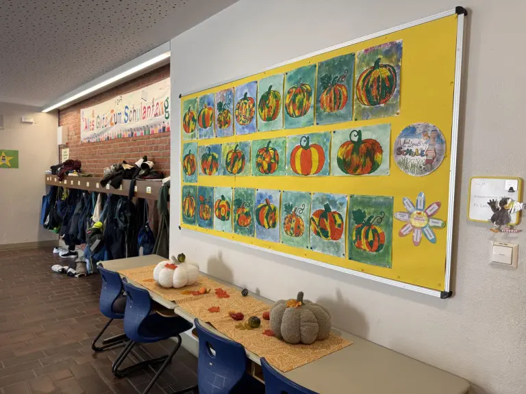 Gemalte Kürbisse im Klassenzimmer
