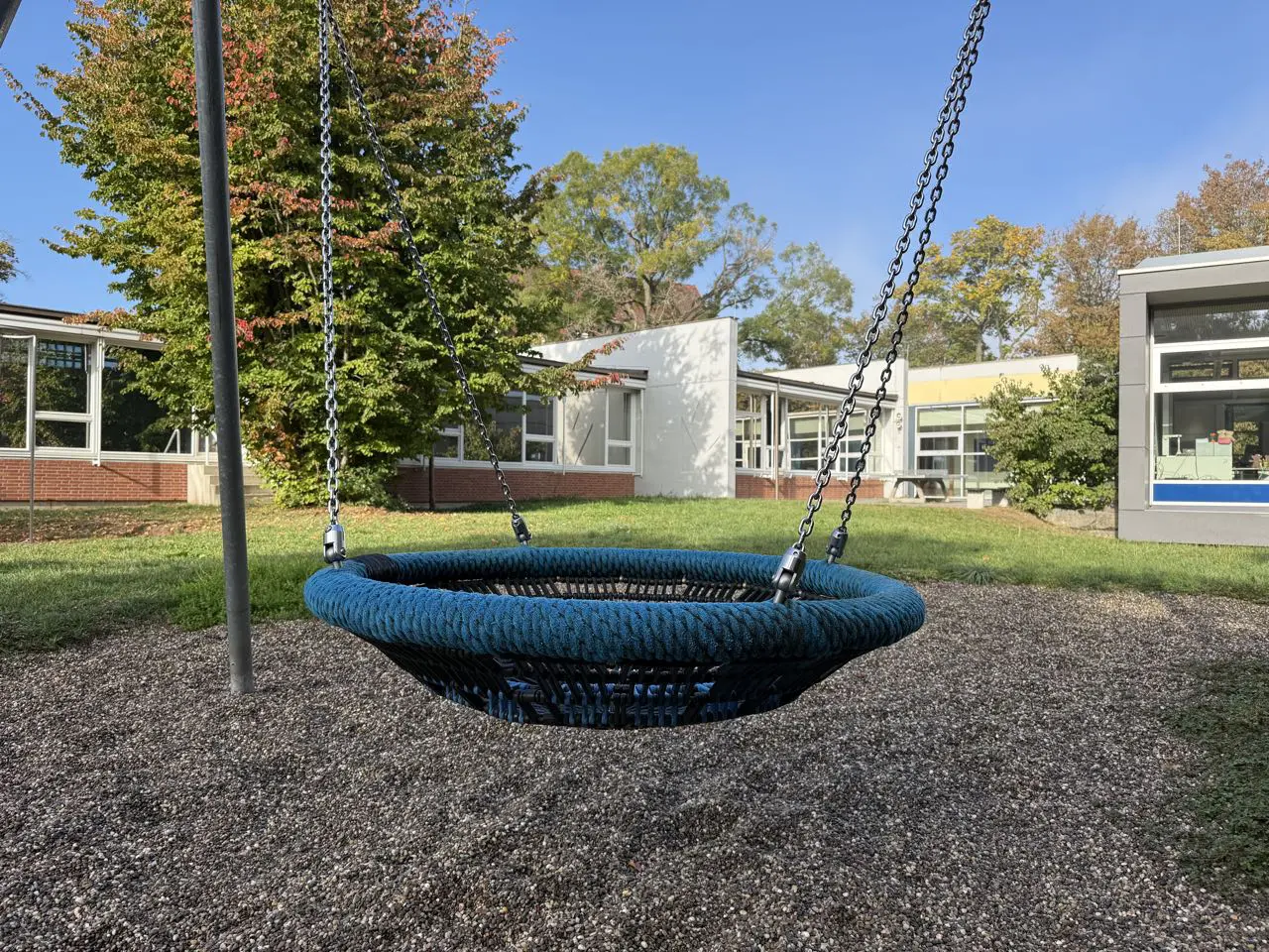 Nestschaukel auf dem Schulhof