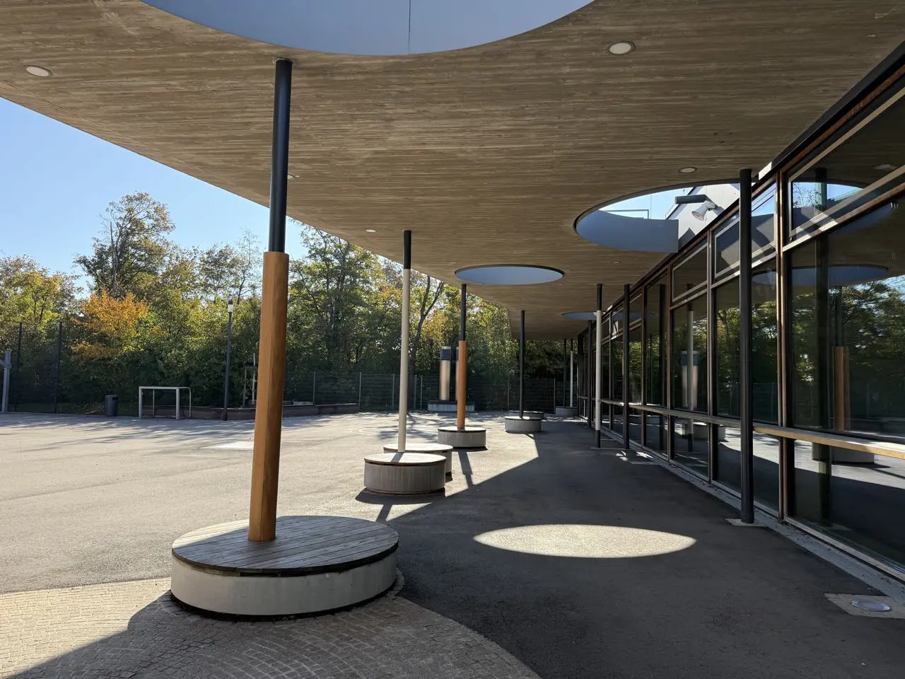 Überdachte Pausenhalle am Neubau
